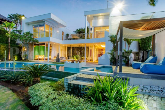 Luxury 4-Bedroom Villa with Private Garden